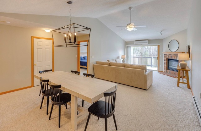 Bretton Woods Condo- cozy fireplace and private deck, relaxing yet near it all!