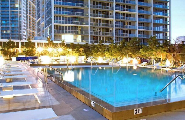 Brickell Oasis: Pool + Views