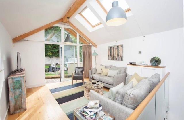 Bridge Lock Mews | Luxury Canal Front Mews House - with parking