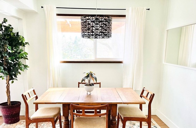 Bright 1 bd Apt— Furnished Covered Patio—Close-in to Portland, NW-SW-PDX