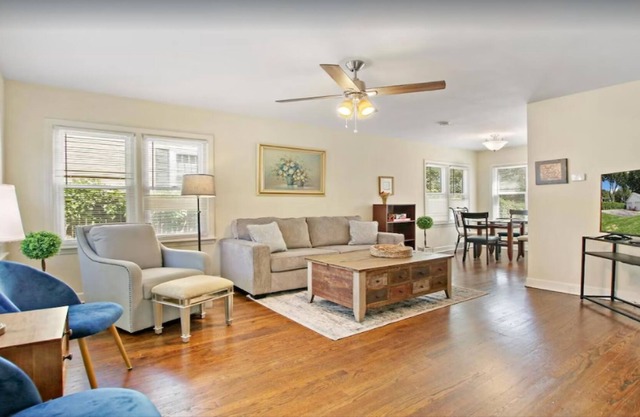 Bright 2-BR home near downtown Libertyville