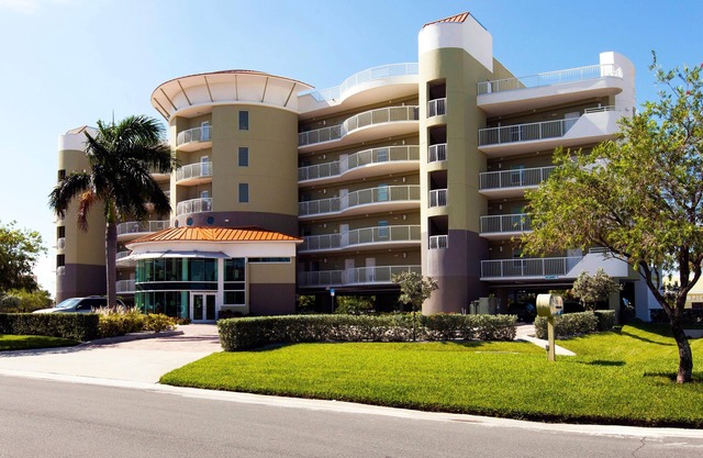 Bright 2BR/2BA Condo Near Beach, w Parking & Pool