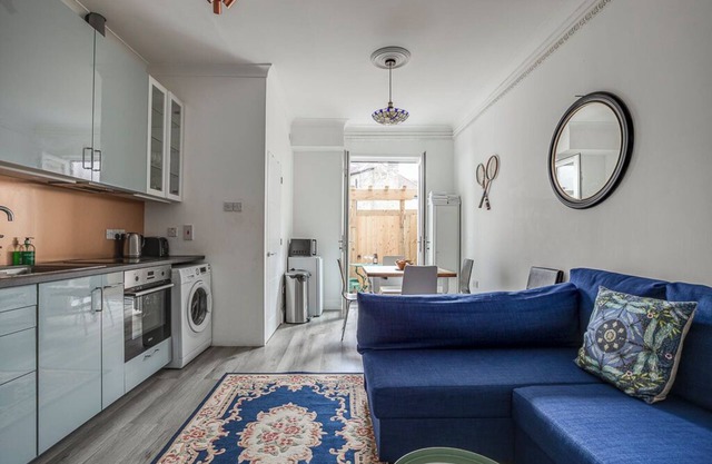 Bright 2BR + Patio 25mins from Central Museums