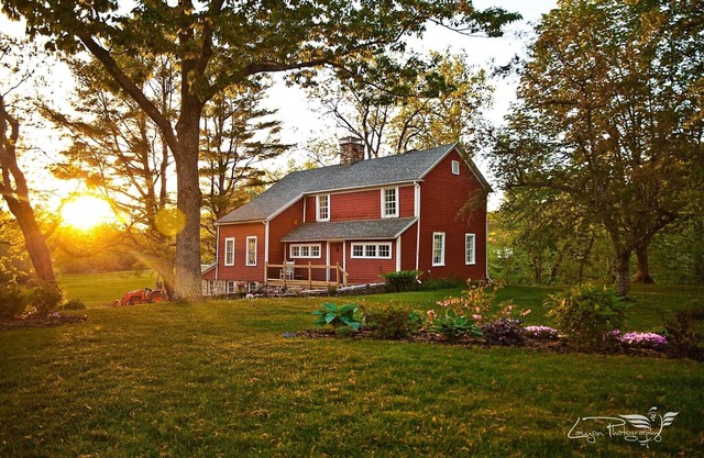 Bright 3-Bedroom Historical Cottage w/pool table