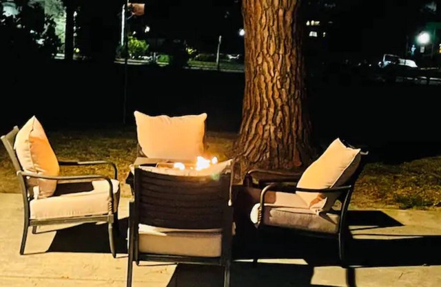 Bright 3 bedroom home with fireplace 5 min from Americana