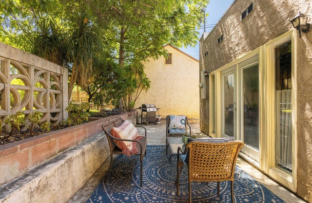 Bright 3-bedroom with large backyard and close to Old Town and hiking trails