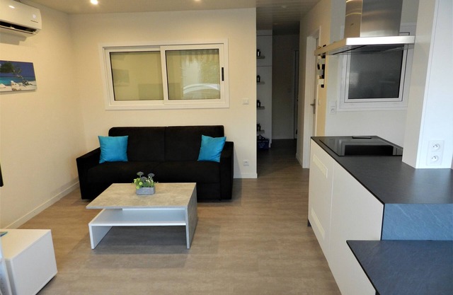 Bright air-conditioned apartment close to the beach and shops