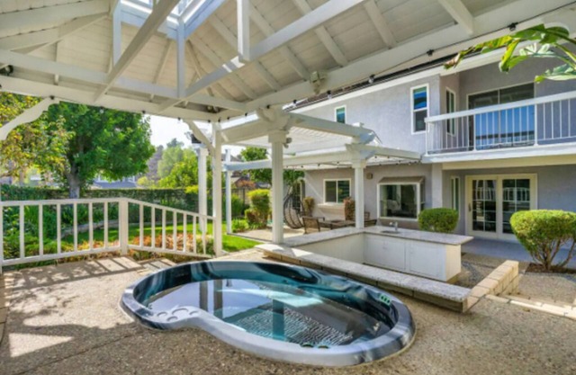 Bright & Airy 3 BDRM Home w/Pool Table & Hot Tub