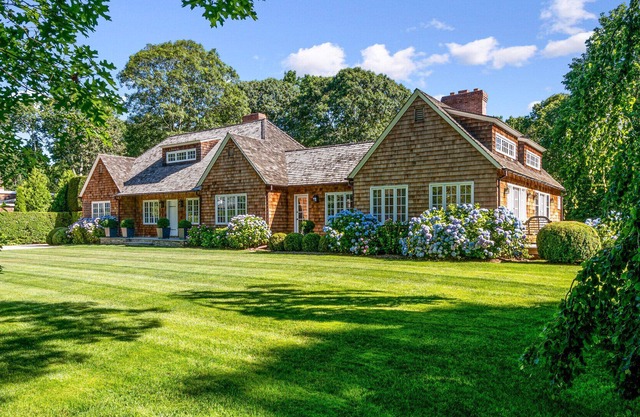 Bright & Airy Home, Heated Pool, Expansive Lawn, Close to Beach Shopping &...
