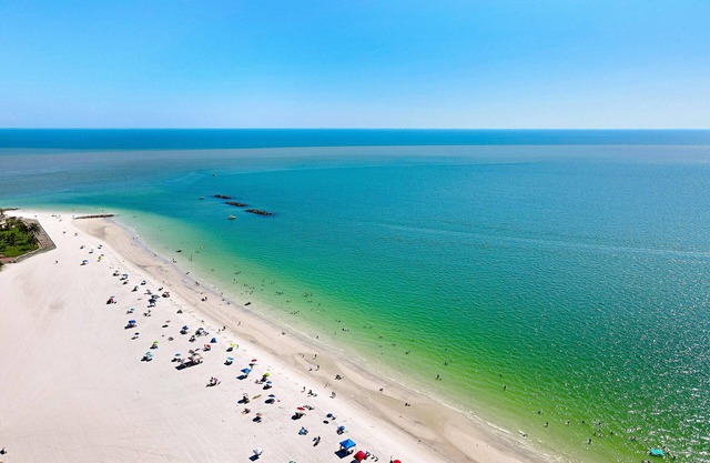 Bright and Airy Condo - Ocean Views - 5 Minute Walk to the Beach!