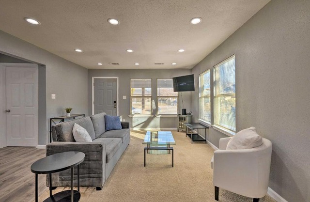 Bright and Airy Home with Yard in Dtwn Fort Worth