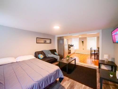 Bright and Airy Studio Apt Minutes to NYC