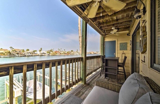 Bright and Breezy Condo, 2 Mi to Whitecap Beach!