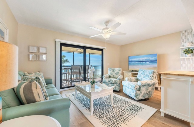 Bright and cheerful, one bedroom, top floor unit! Amazing views!