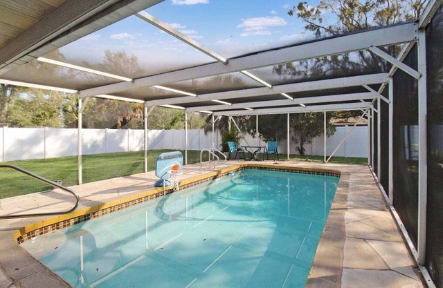 Bright and cozy pool home in Sarasota - Bali Poolside