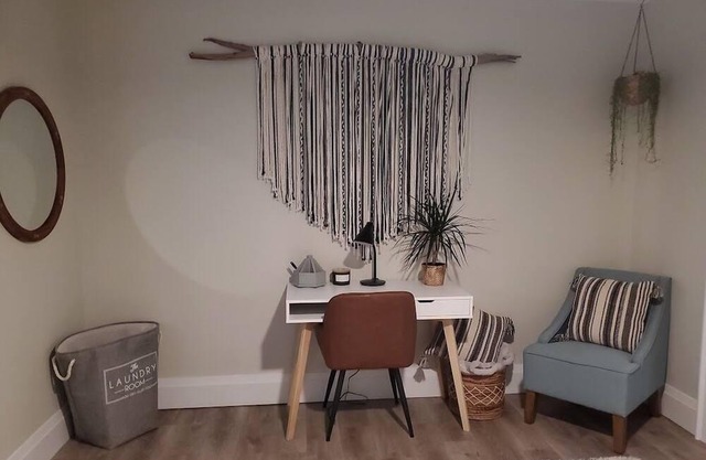 Bright and cozy studio apartment in detached house in the heart of Greektown.