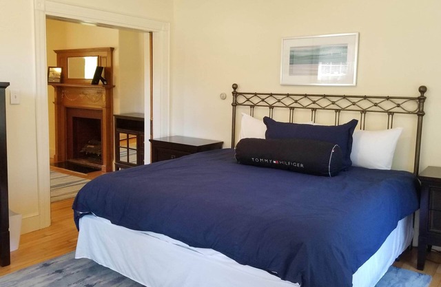 Bright and Fresh Back Cove4 Bedroom, Sleeps 8. Airmatress for additional 2.