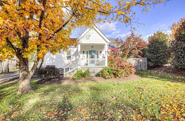 Bright and Modern - Maple Tree Cottage