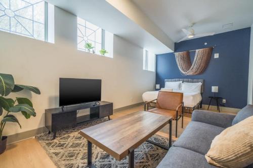 Bright and Modern Studio in Louisville # 106