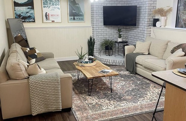 Bright and open 1 bedroom suite near the ocean