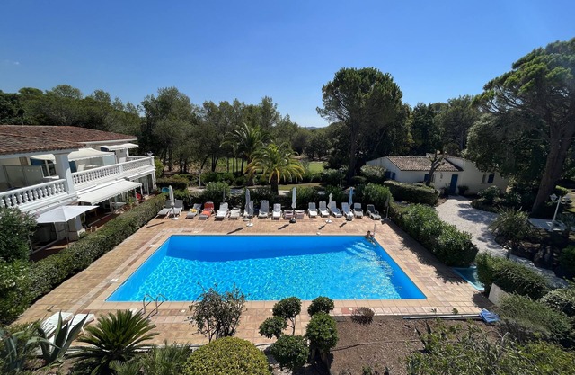 Bright and quiet duplex, pool and golf view, quiet and flowery park