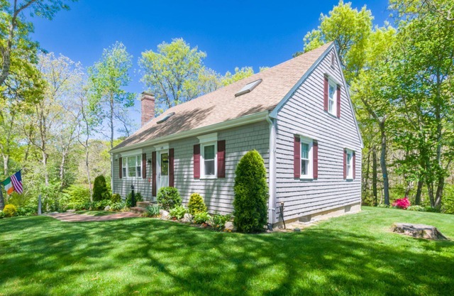 Bright and roomy, sleeps 8, near bike path and drive to beaches, large back yard