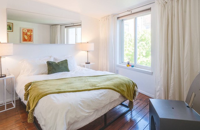 Bright and Serene 2B/1B Queen Village Apartment - close to everything!