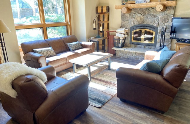 Bright and spacious home with hot tub! Minutes from skiing!