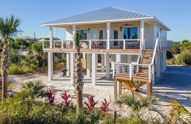 Bright and stylish beach house on Via De Luna/Close to the main beach area!