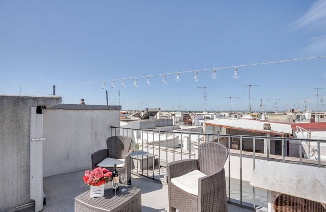 Bright apartment completely renovated, able to comfortably accommodate 4 people and equipped with every comfort, with two bedrooms, two bathrooms and a furnished terrace. The flat is located in the heart of Conversano, a few steps from the historic cente