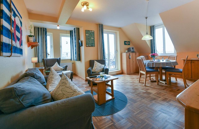 Bright apartment near the beach for up to five people!