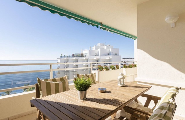 Bright Apartment with Front Sea Views