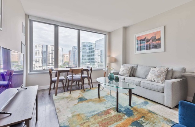 Bright Apt Downtown with Gym