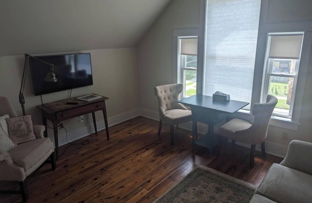 Bright Charming Studio in Downtown Springfield