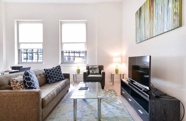 Bright & Clean 1BR |Full Kitchen & Laundry| Downtown