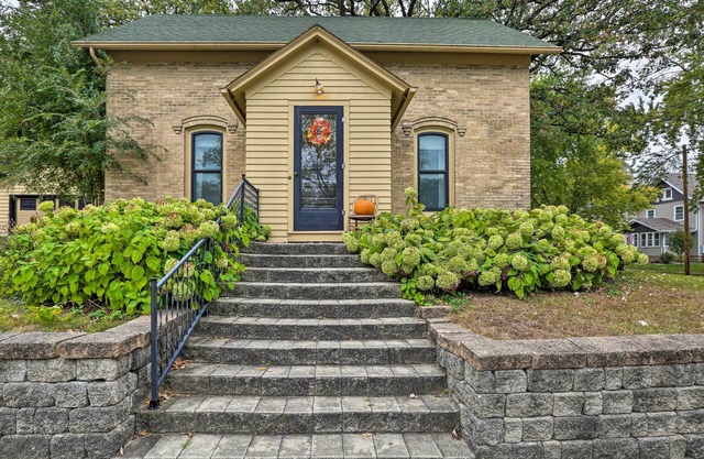 Bright Clear Lake Getaway, 4 Blocks to Downtown!