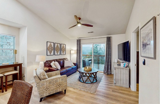 Bright condo w/large deck, pool, great views & close to SDC