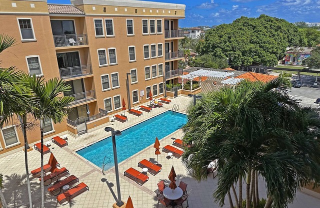 Bright condo w/pool in downtown Lake Worth near beach, restaurants, parks
