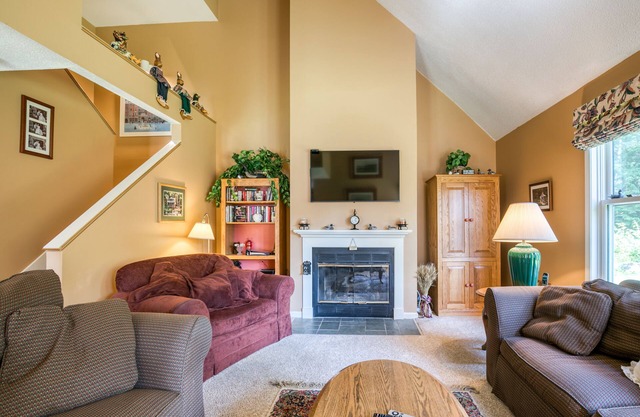 Bright condo with WiFi, fireplace, outdoor pool, & excellent location