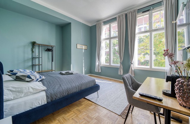 Bright & Cozy 1 BR Apartment near Kurfürstendamm, Sleeps 3, 24h Check-In