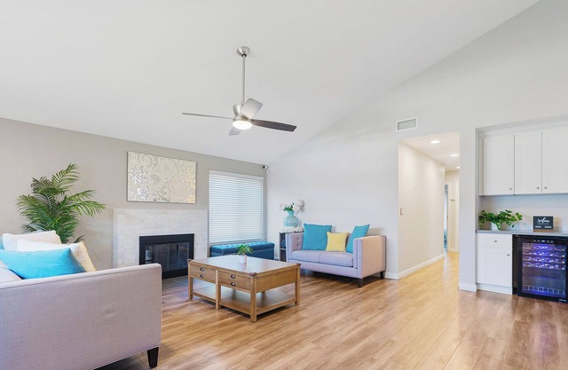 Bright Cozy 3b/2b with nice backyard & BBQ