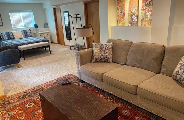 Bright & cozy garden-level apartment, 18 minutes from Red Rocks