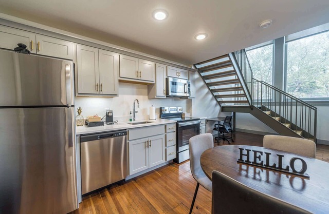 Bright & Cozy Loft w/Free Parking | Downtown