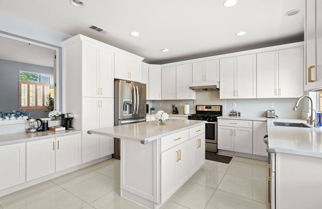 Bright Designer Home w Pool Near Everything