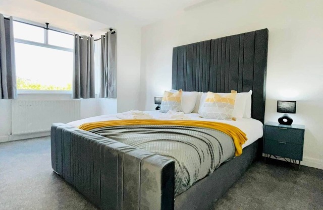 Bright & Elegant 2-Bedroom Stay in Stockport