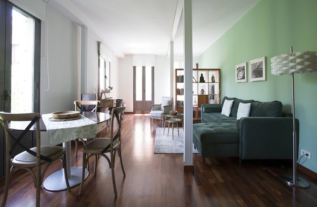 Bright, Elegant, Center Town. Lift. Quiet. 7 Windows. Green Engagement.