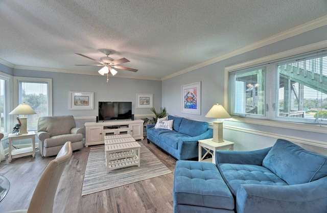 Bright Emerald Isle Condo w/Private Beach Access!