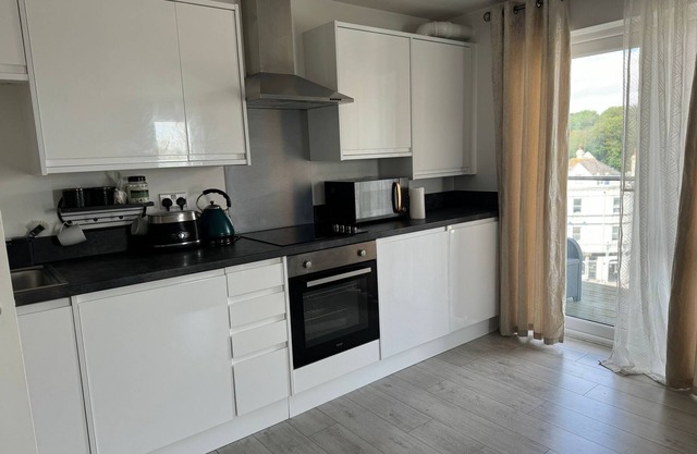 Bright ensuite Private Room in 2BR Apt – Singles, couples, families allowed