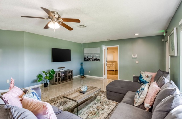 Bright Escape with Private Pool, Easy Beach Access, Free WiFi & Open Layout