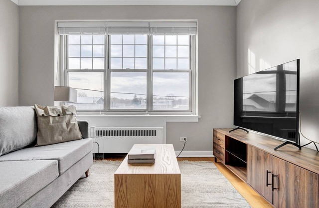 Bright Evanston 1BR, 1 mile to Northwestern campus, by Blueground